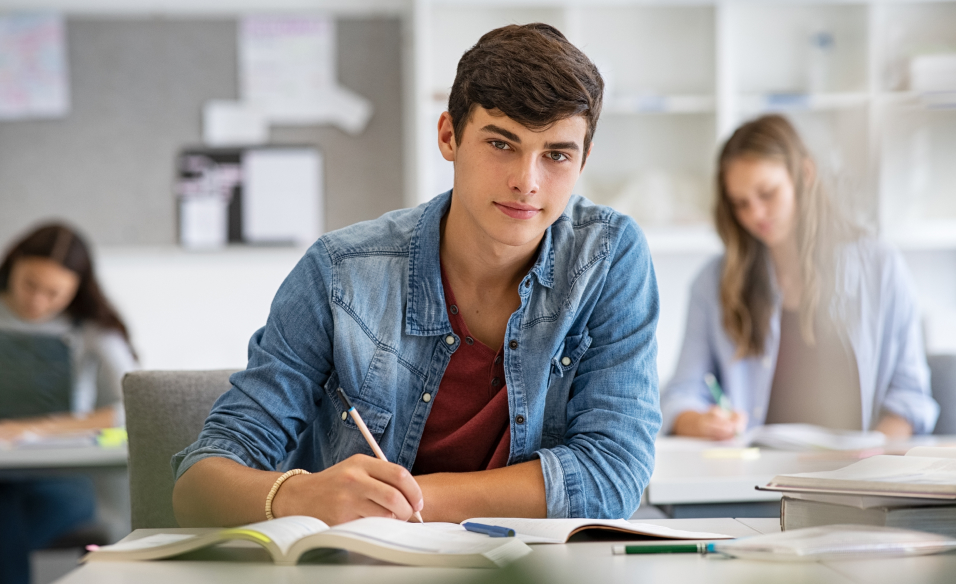 Scopri Ischool After, i corsi doposcuola dedicati ai nostri studenti.