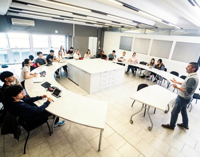 Scopri l'esperienza unica dell'Open Classroom, dove l'apprendimento diventa interattivo, collaborativo e aperto a tutti.