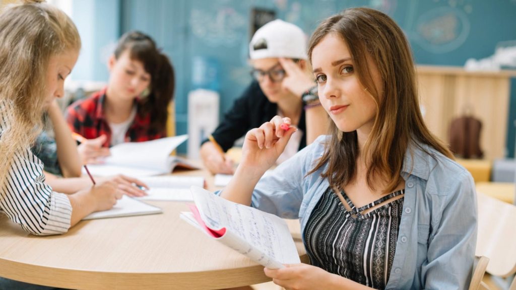 Materie del Liceo Scienze Umane spiegate in aula dai docenti di iSchool